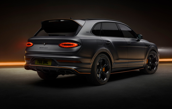 Автомобиль Bentley Bentayga S Black Edition 2024 года вид сзади