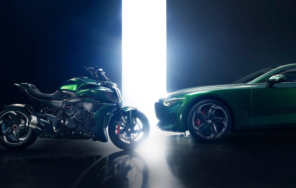 Мотоцикл Ducati Diavel и автомобиль Bentley