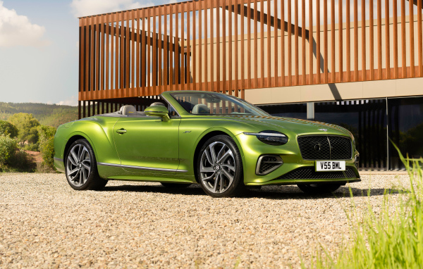 Вид спереди на зеленый кабриолет Bentley Continental GT Speed Convertible 2024 года