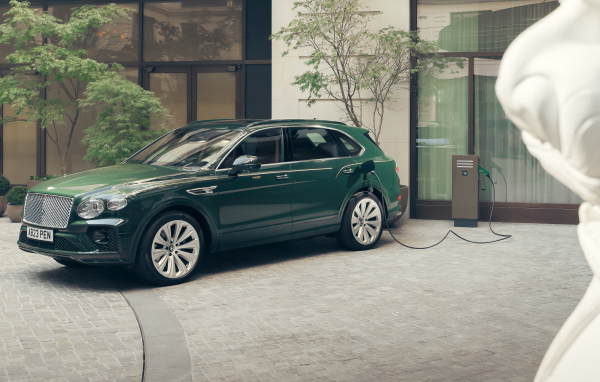 Зеленый автомобиль Bentley Bentayga Hybrid Peninsula London 2024 года