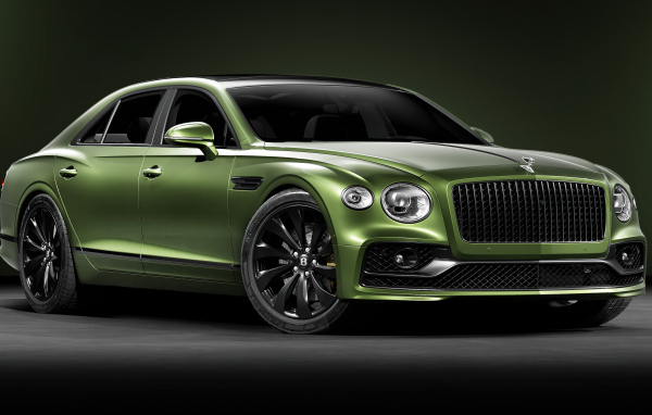 Зеленый автомобиль Bentley Flying Spur вид спереди