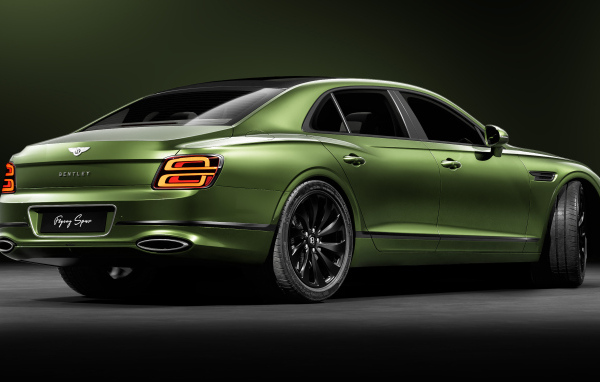 Зеленый автомобиль Bentley Flying Spur вид сзади