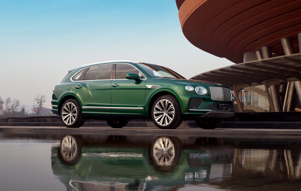 Зеленый внедорожник Bentley Bentayga EWB Azure