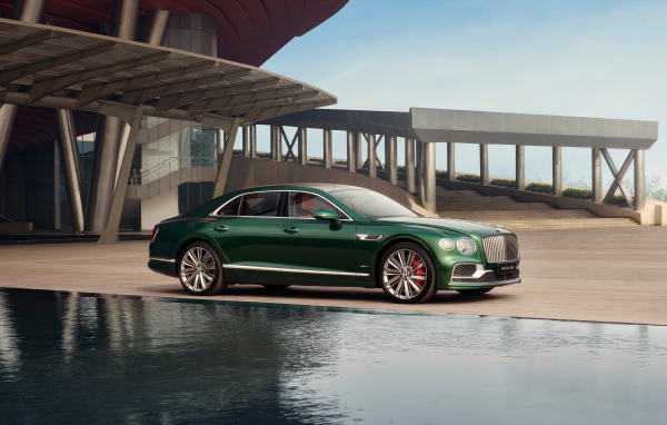 Зеленый дорогой автомобиль Mulliner Bentley Flying Spur Speed Opulence Edition 2024  года
