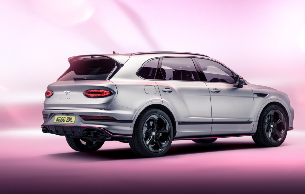 Вид сзади на серебристый автомобиль Bentley Bentayga V8 S Curated By Mulliner 2024 года