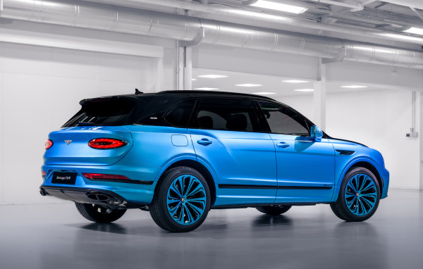 Вид сзади на автомобиль Bentley Bentayga EWB Azure By Mulliner 2024 года