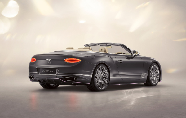 Вид сзади на автомобиль Bentley Continental GT Convertible Boodles By Mulliner 2024 года