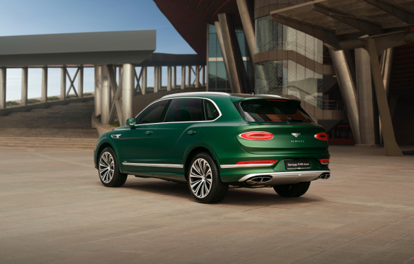 Вид сзади на автомобиль  Mulliner Bentley Bentayga EWB Azure