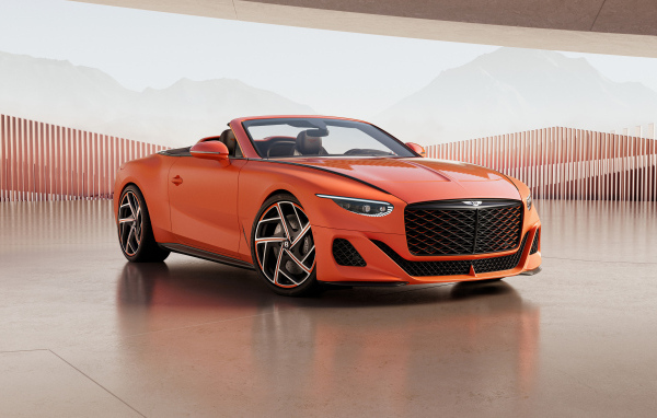 Красный автомобиль Bentley Mulliner Batur Convertible 2024 года