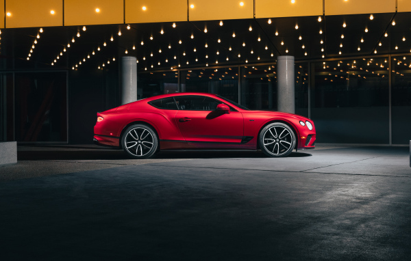 Вид сбоку на красный автомобиль Bentley Continental GT V8 Edition 2024 года