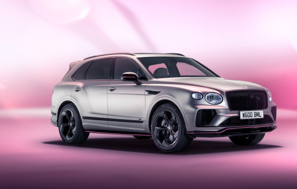 Серебристый автомобиль Bentley Bentayga V8 S Curated By Mulliner 2024 года на розовом фоне