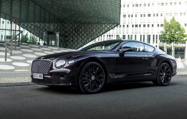 Стильный черный автомобиль Bentley Continental GT Mulliner