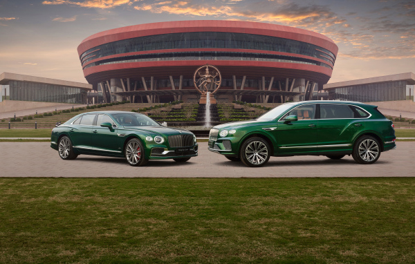 Два зеленых автомобиля Bentley  у здания