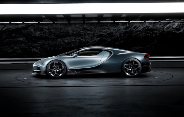 Быстрый автомобиль Bugatti Tourbillon 2024 года вид сбоку