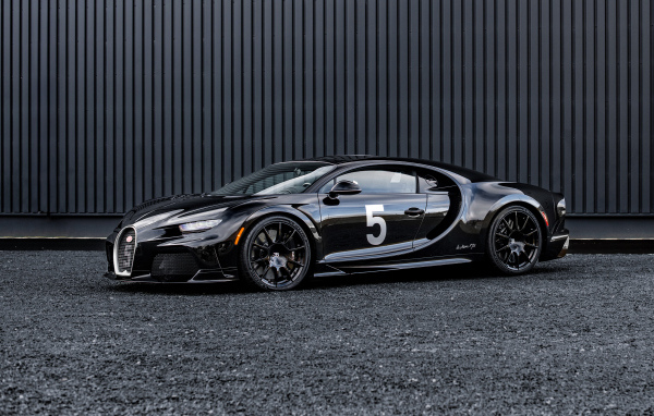 Черный быстрый автомобиль Bugatti Chiron Super Sport Hommage T50S 2024 года