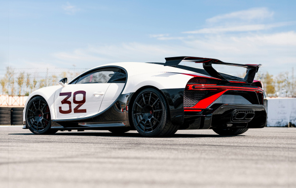 Гоночный автомобиль Bugatti Chiron Pur Sport Grand Prix вид сзади