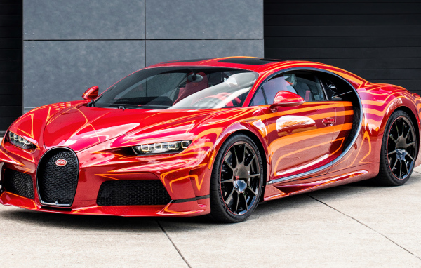 Быстрый красный автомобиль Bugatti Chiron Super Sport L'Aura