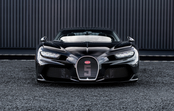 Вид спереди на автомобиль Bugatti Chiron Super Sport Hommage T50S 2024 года