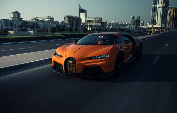Оранжевый автомобиль Bugatti Chiron Super Sport