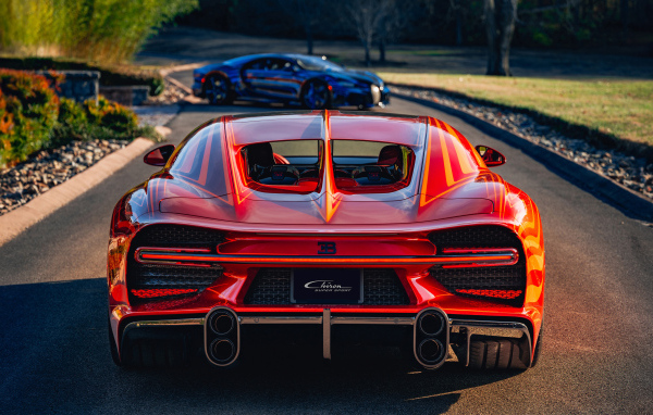 Вид сзади на красный автомобиль Bugatti Chiron