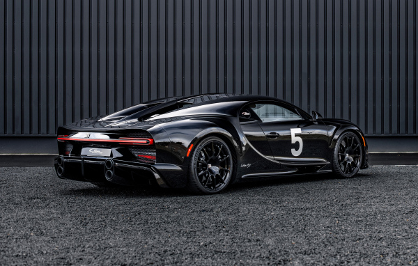 Вид сзади на автомобиль Bugatti Chiron Super Sport Hommage T50S 2024 года