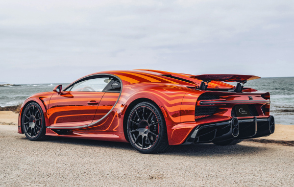 Вид сзади на автомобиль Bugatti Chiron Super Sport L'Aura