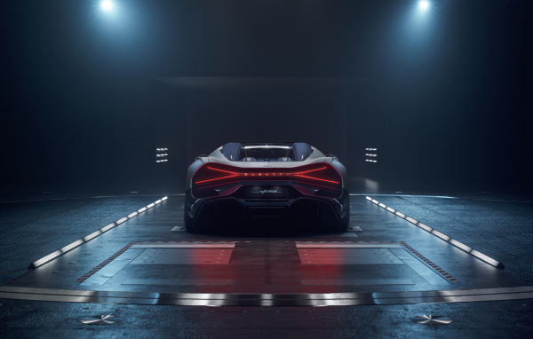 Вид сзади на автомобиль Bugatti Mistral