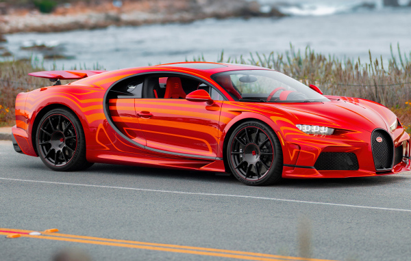 Стильный красный автомобиль Bugatti Chiron Super Sport L'Aura