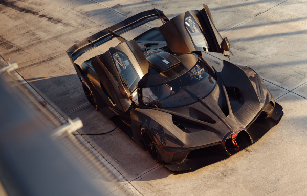 Вид сверху на автомобиль Bugatti Bolide с открытыми дверями