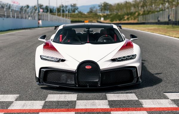 Белый быстрый автомобиль  Bugatti Chiron Pur Sport Grand Prix