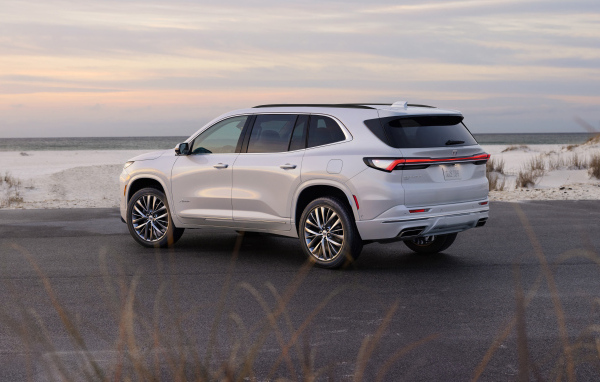 Вид сзади на автомобиль Buick Enclave Avenir 2025 года