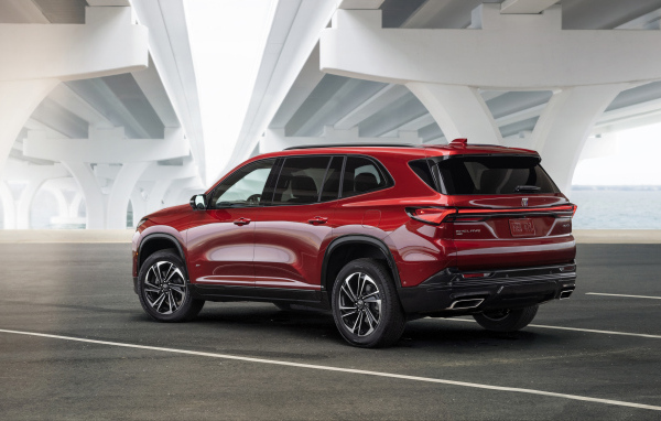 Красный Buick Enclave ST 2025 года вид сзади