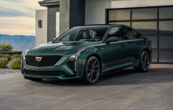 Зеленый автомобиль  Cadillac CT5-V 2025  года
