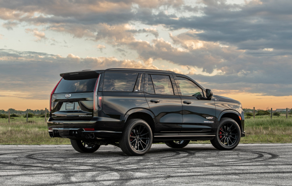 Вид сзади на черный внедорожник Hennessey Cadillac Escalade-V H850 2024 года