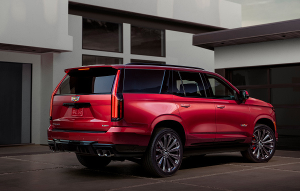 Красный Cadillac Escalade-V 2025 года вид сзади
