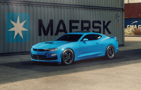 Голубой спорткар Chevrolet Camaro RS