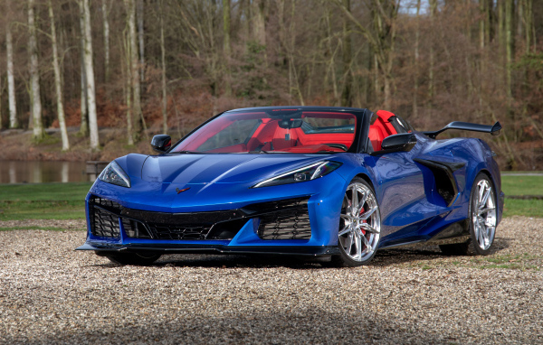 Синий автомобиль Chevrolet Corvette Stingray Convertible Z06