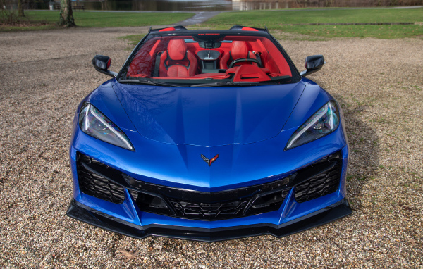 Вид спереди на синий автомобиль Chevrolet Corvette Stingray Convertible Z06