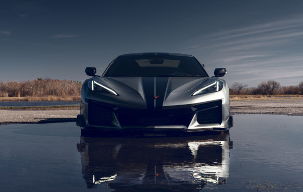 Вид спереди на автомобиль Chevy Corvette Z06