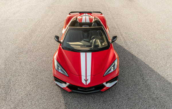 Вид сверху на гоночный автомобиль Chevrolet Corvette Stingray H700 Convertible 2024 года