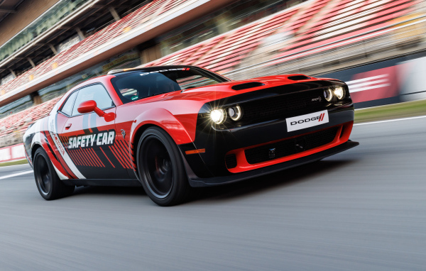 Автомобиль Dodge Challenger SRT Hellcat WorldSBK Safety Car 2024 года на гоночной трассе