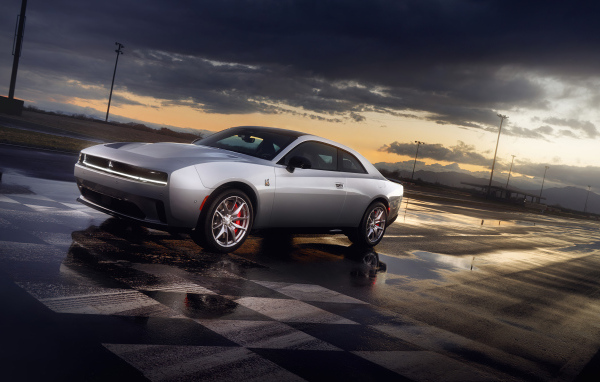 Автомобиль Dodge Charger Daytona Scat Pack 2024 года на мокром асфальте