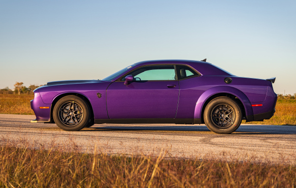 Фиолетовый автомобиль Dodge Hennessey Demon 1700 Twin-Turbo 2024 года
