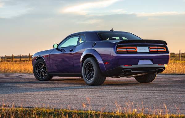 Вид сзади на автомобиль Dodge Hennessey Demon 1700 Twin-Turbo 2024 года