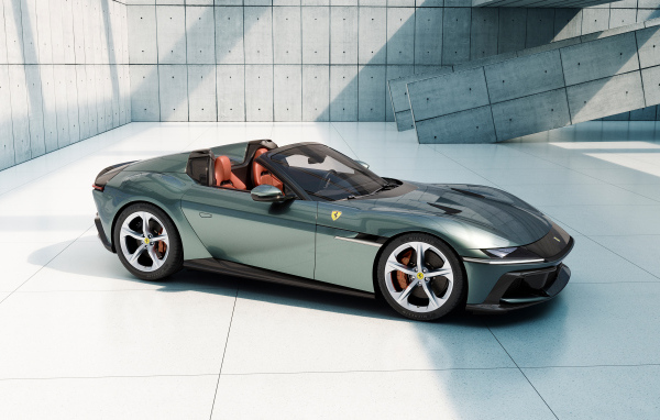 Автомобиль Ferrari 12Cilindri Spider 2024 года в здании