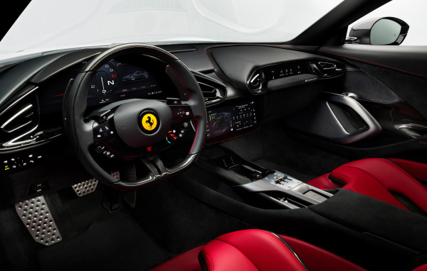 Черный салон автомобиля Ferrari 12Cilindri 2024 года