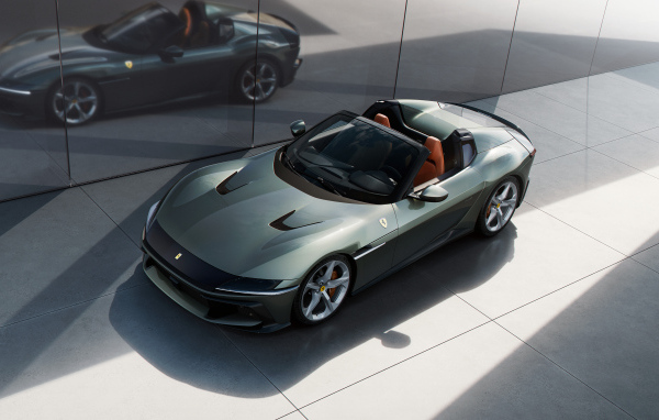 Быстрый автомобиль Ferrari 12Cilindri Spider 2024 года