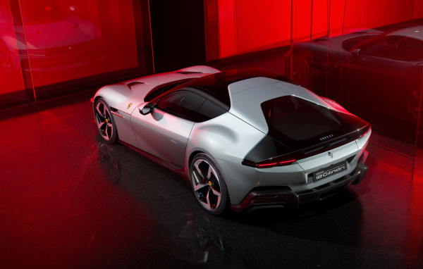 Автомобиль Ferrari 12Cilindri 2024 года вид сзади