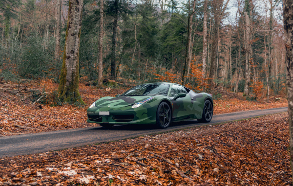 Автомобиль Ferrari 458 Italia Tailor Made Army в осеннем лесу