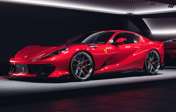 Автомобиль Ferrari 812 Competizione
